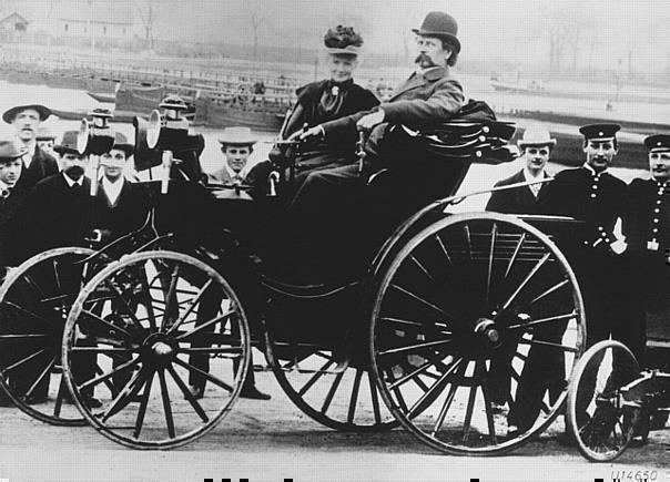 Gemeinsame Ausfahrt: Bertha Benz neben ihrem Gatten Carl Benz in einem Benz Victoria, Modell 1894.